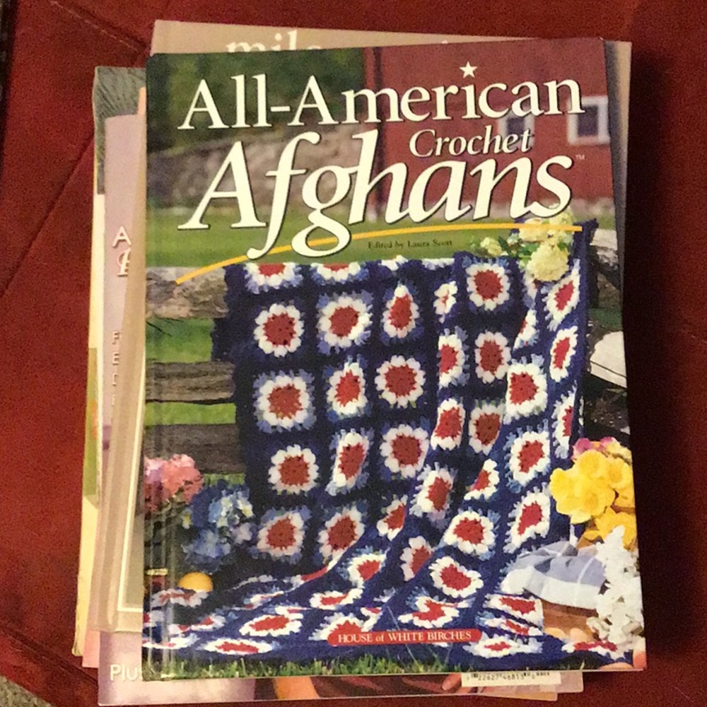 HOUSE OF WHITE BIRCHES Crochet Book  Like New